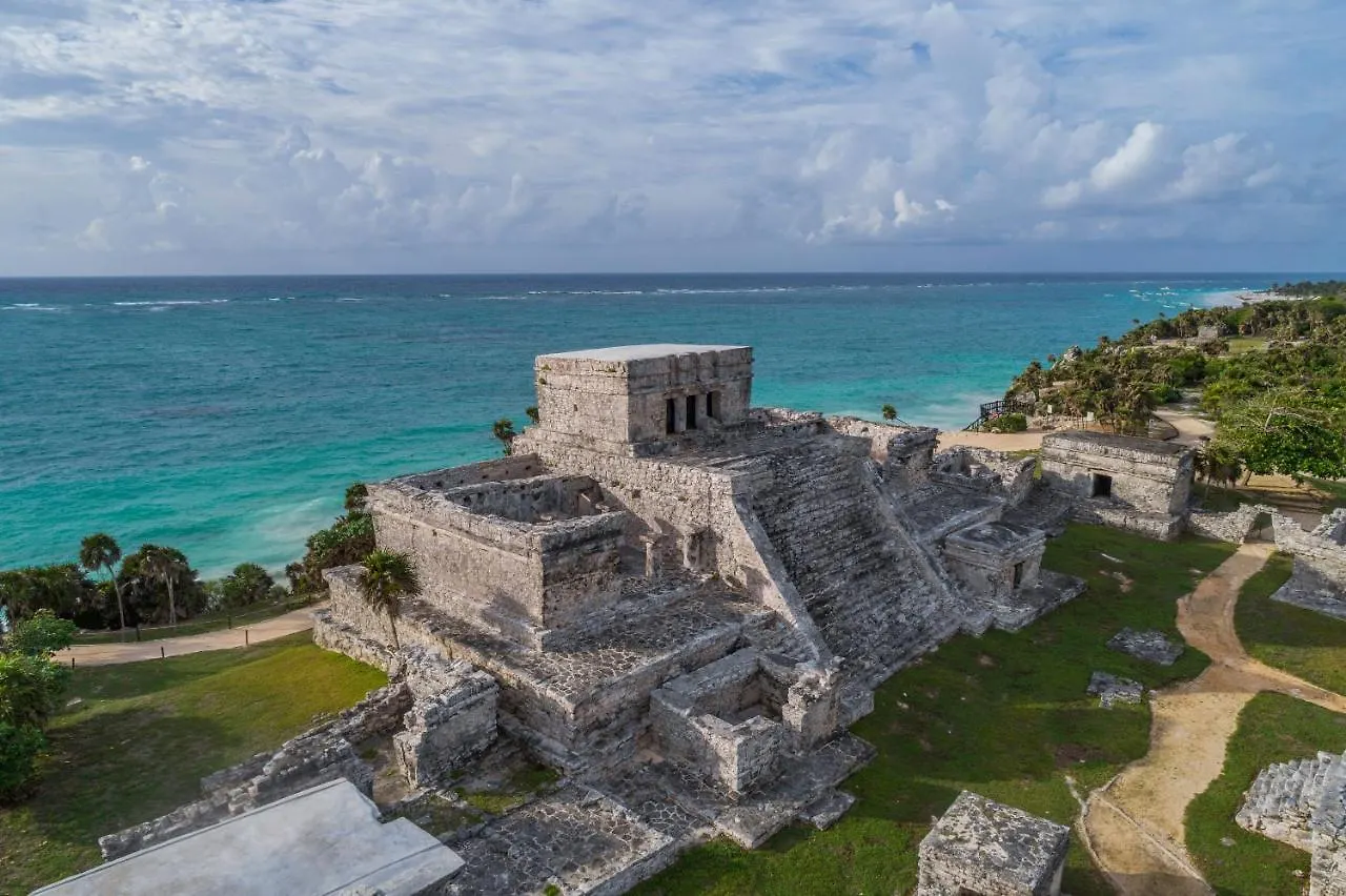 Lobo Inn Tulum 2*,  México